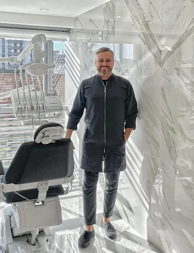 Dr. Daniel Neubüser em atendimento no consultório